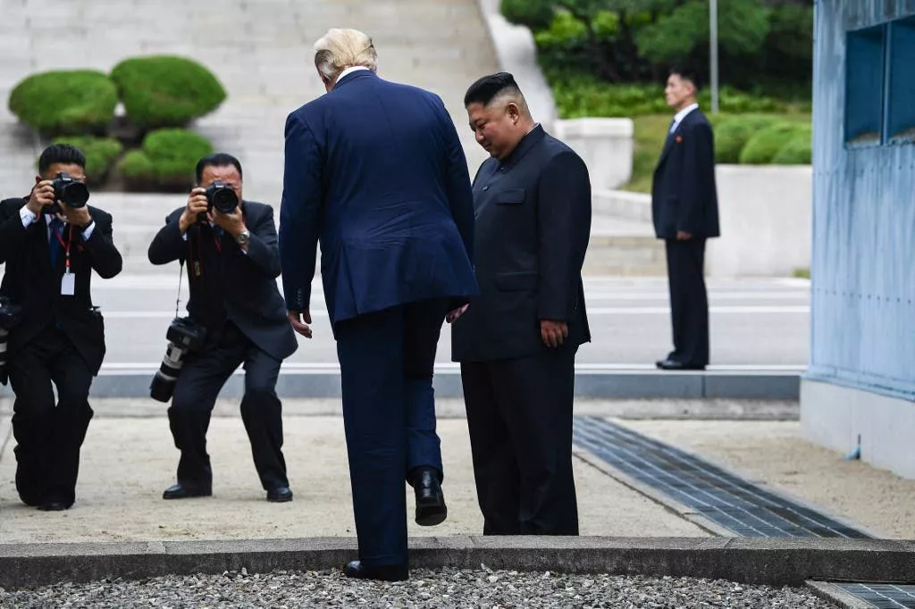 Trump shkel tokën koreanoveriore