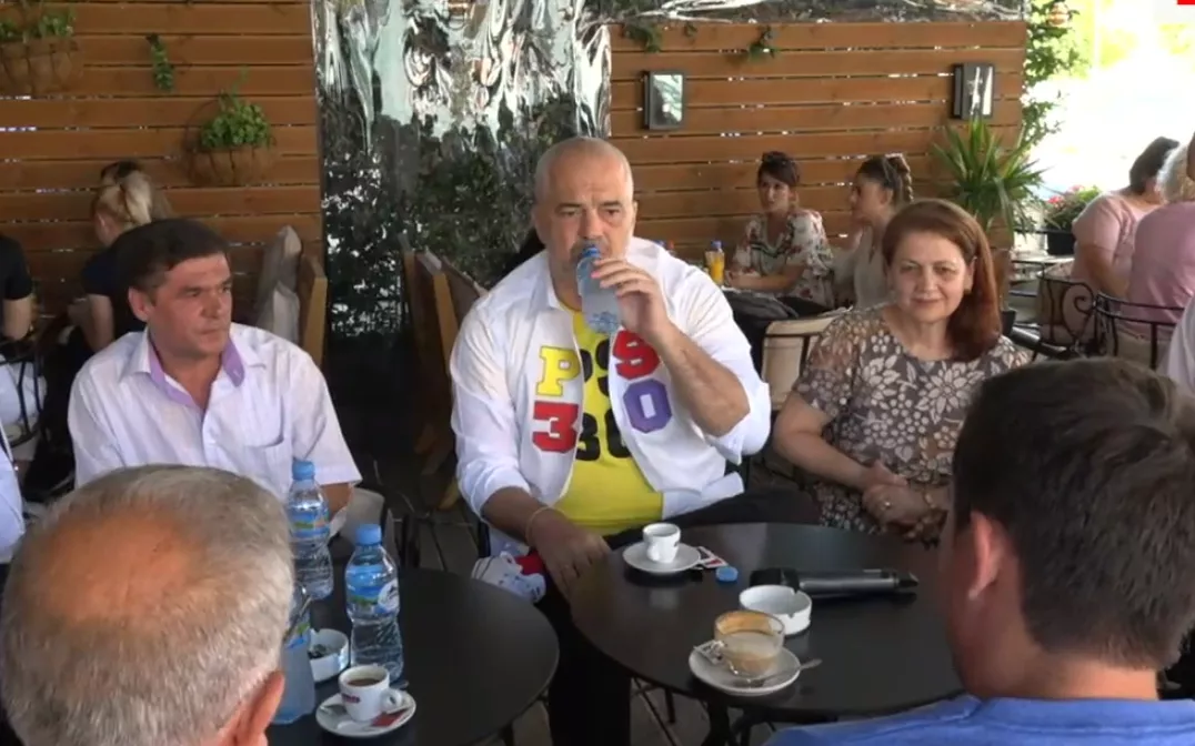 Presidenti nuk ka çfarë të bëjë...Banorët nuk kanë asnjë hall, llafosen për Kushtetutën
