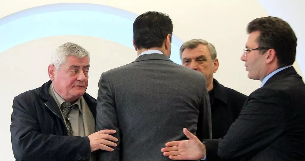 Lëmosha që po shitet si përpjekje për marrëveshje