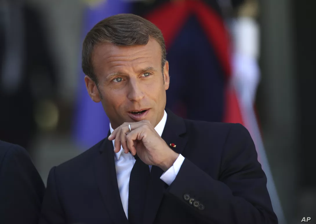 Thellohet kriza e BE-së/Presidentin francez po e pushkatojnë me pështymë në mes të Tiranës