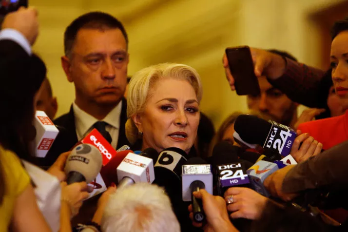 Bie qeveria rumune. Nuk kalon mocionin e besimit në Parlament