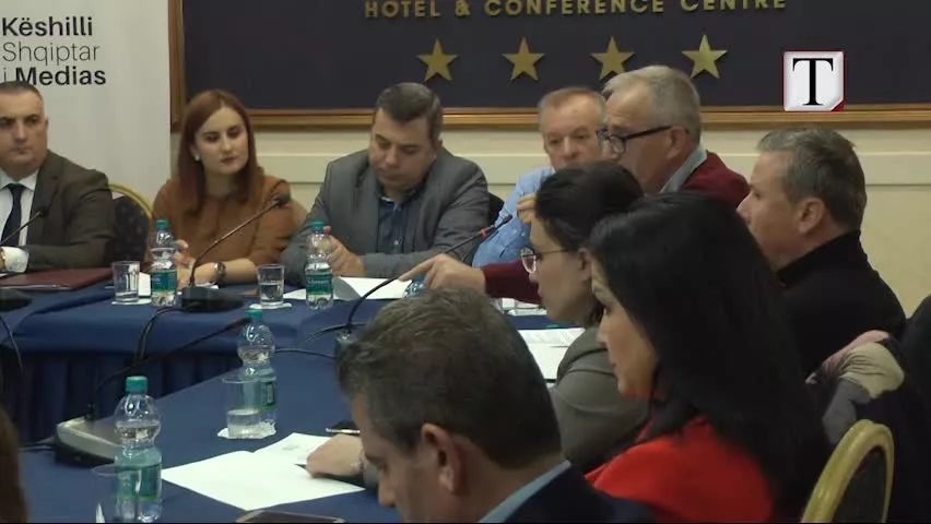 Tryeza e shoqatave të gazetarëve, përfaqësuesve politikë nuk u jepet fjala