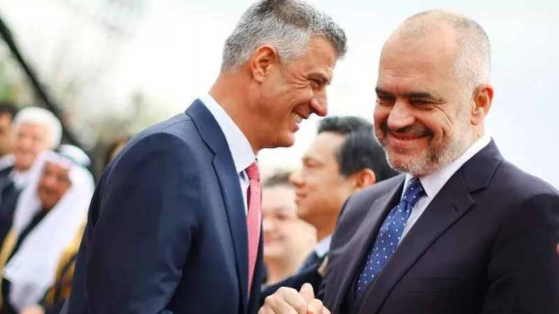 Kush gënjen nga këta të dy?