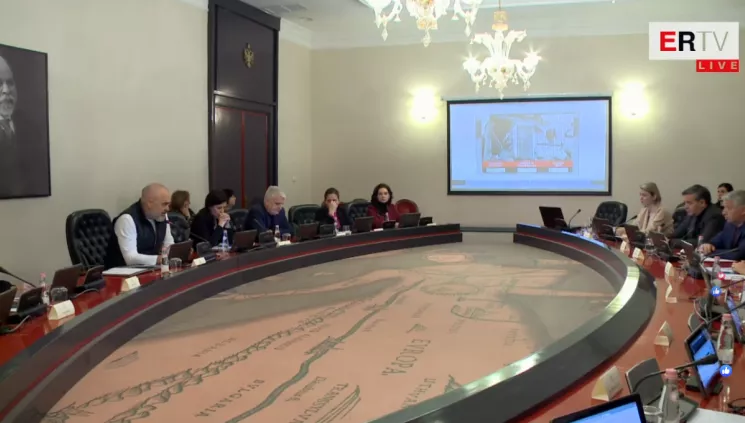 Qeveria shqiptare duhet të vetëdeklarojë infektimin brenda radhëve të veta