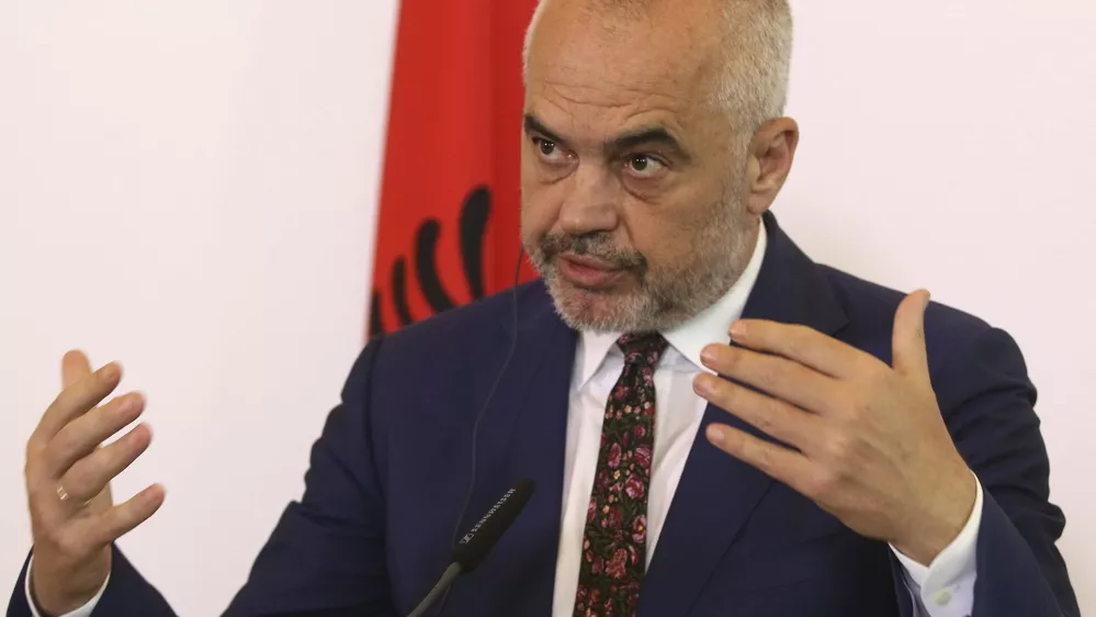 Si zakonisht, pas frikës nis arroganca dhe krekosja