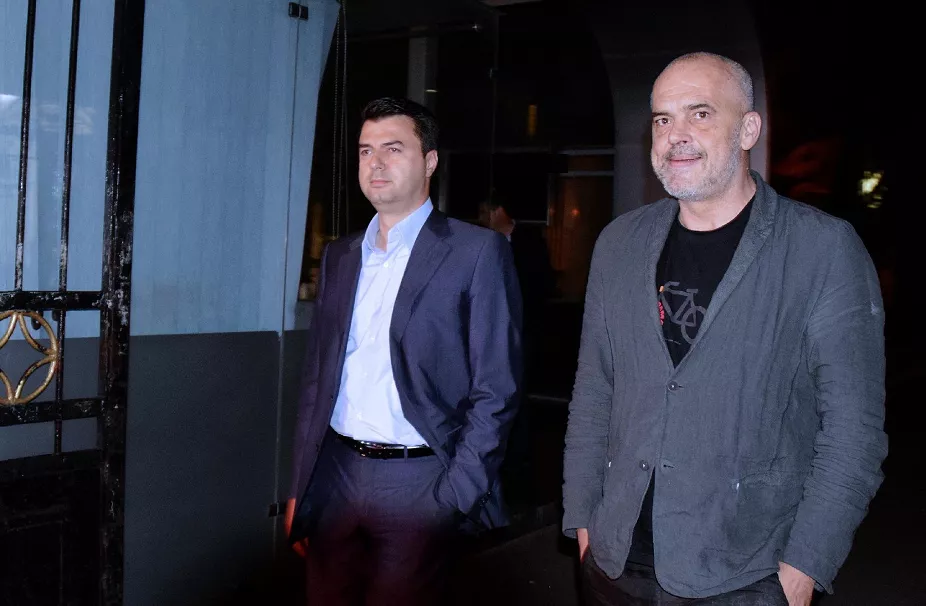 Bashkëqeverisin edhe pse i hedhin plehra njëri-tjetrit