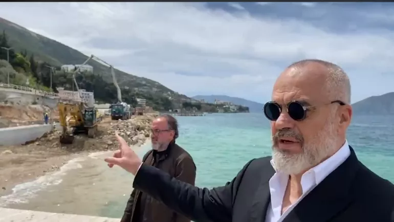Autonomia në letra dhe monarku i Bregdetit