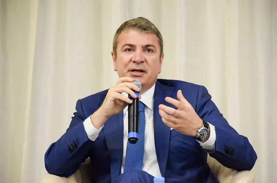 Të ikësh nga Shqipëria/Damian Gjiknuri flet për cilësinë e përfaqësimit në Parlament!!!