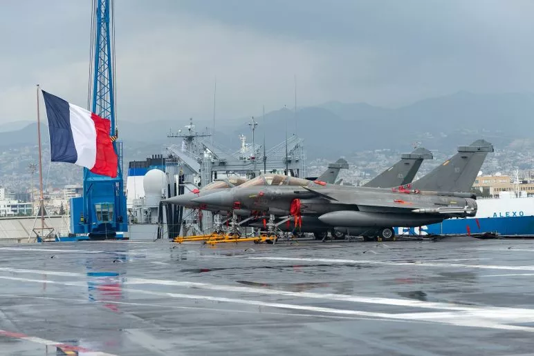 Mediat greke: Franca dislokon me detyrë luftarake në Mesdheun Lindor aeroplanmbajtësen "Charles de Gaulle"