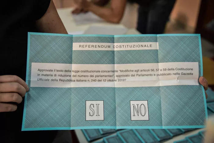 Referendumi/ Italianët vendosin sot për reduktimin e vendeve të Parlamentit