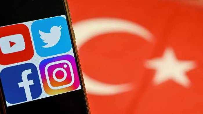 Facebook dorëzohet, do t'i bindet ligjit të ri të Turqisë