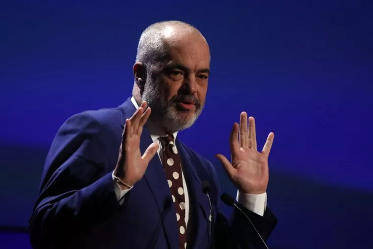 Me shpresë te budallallëku i një pjese, indiferenca e të tjerëve dhe solidariteti i të vetëve