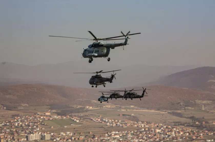 KFOR, stërvitje fluturimi në Kosovë  
