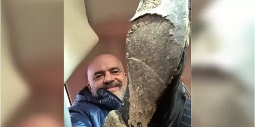Bashkia vendos: Skulpturë në hyrje të Tiranës me fotografinë e këpucëve të grisura