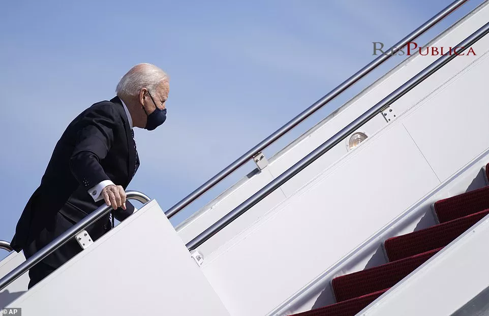Video/Joe Biden rrëzohet në shkallët e avionit, rrugës për në Atlanta