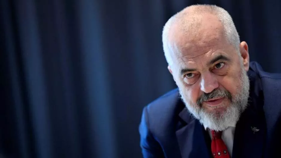 1(1) prilli/Hyra në politikë me besimin e fortë se Shqipëria bëhet