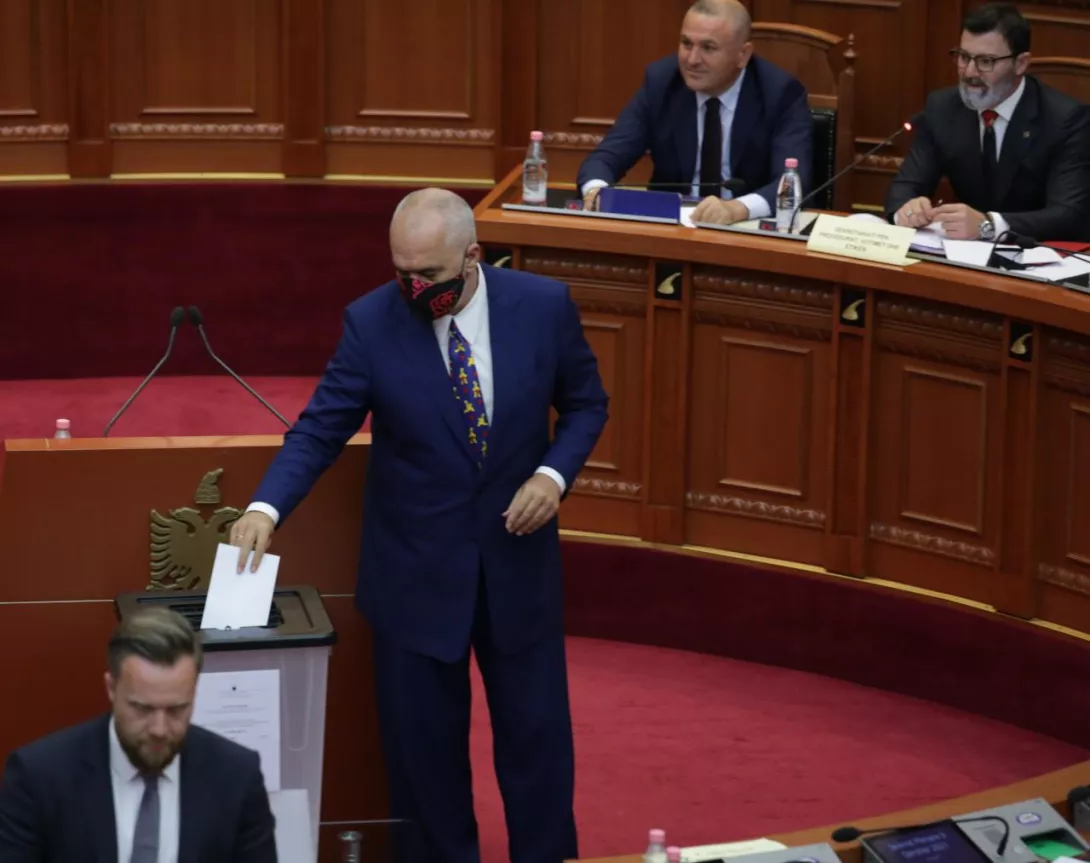 Maxhoranca shkarkon Presidentin e Republikës