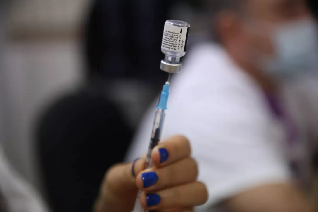 Izrael, dyshime se vaksina anti-Covid shkakton çrregullime të ciklit menstrual