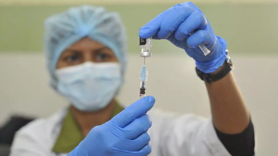 Omicron i shpëton imunitetit të Pfizer