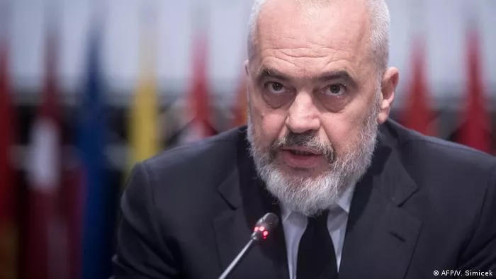 Koha që struci ta nxjerrë kokën nga rëra