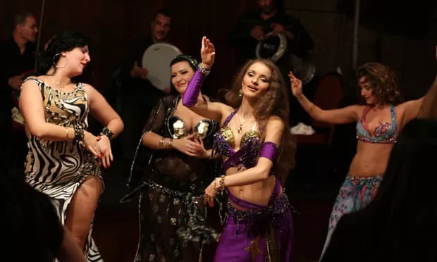 Bellydance, mes rrëshqitjes drejt striptizës dhe përpjekjeve për ta çuar në UNESCO