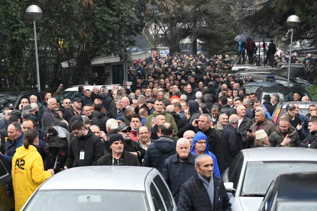 Përplasja në PD, mbështetësit e Berishës hyjnë në seli (VIDEO)