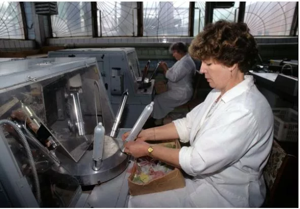 "Lufta" psikologjike/Si u përpoq CIA t'i kompleksonte sovjetikët me prezervativë XL