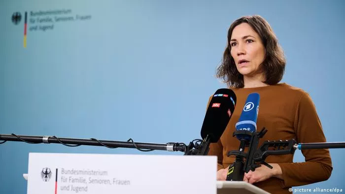 Pushimet pas përmbytjeve i kushtojnë postin ministres gjermane