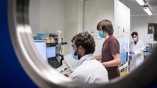 Kërkuesit belgë identifikojnë mekanizmin bllokues të hyrjes së SARS-CoV-2 në qelizë