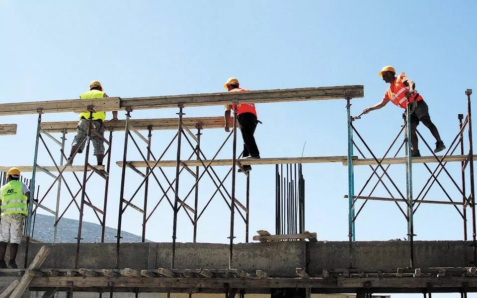 Greqisë i mungojnë 200 000 njerëz në sektorin e turizmit dhe ndërtimit