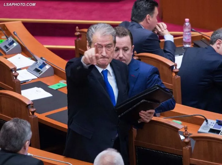 Sali Berisha shkruan editorialin e gazetës "Tema"
