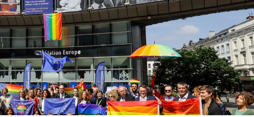 145 eurodeputë, letër Vuçiçit: Mbaj paradën e LGBTI+ në Beograd