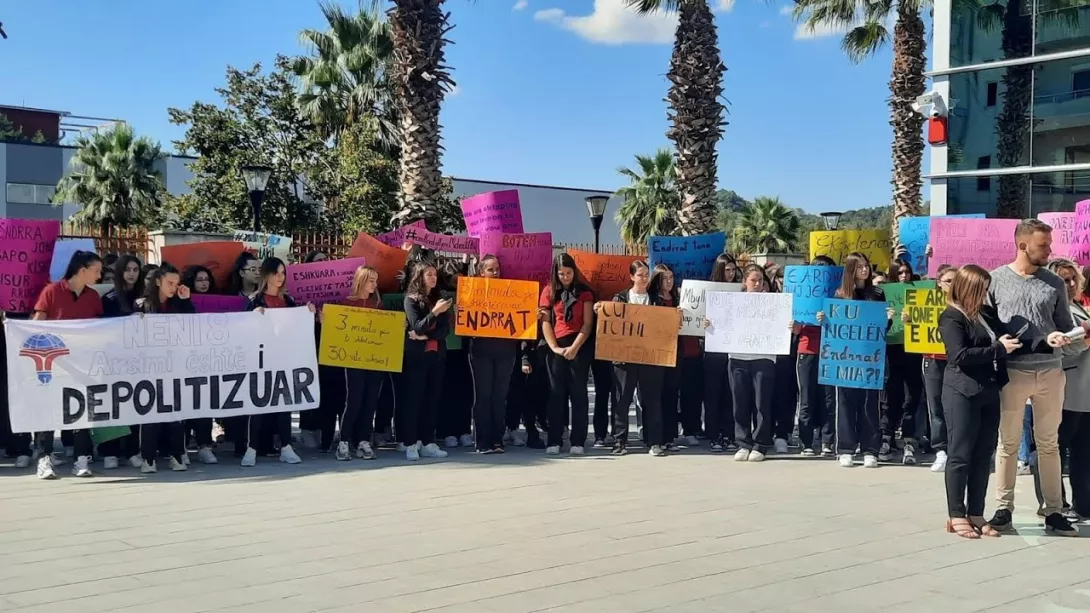 Berisha mbyllte mediat? Ky tani mbyll shkollat se e "urdhërojnë"