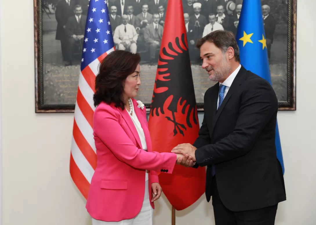 Zonja Kim i detyrohet një ndjesë shqiptarëve