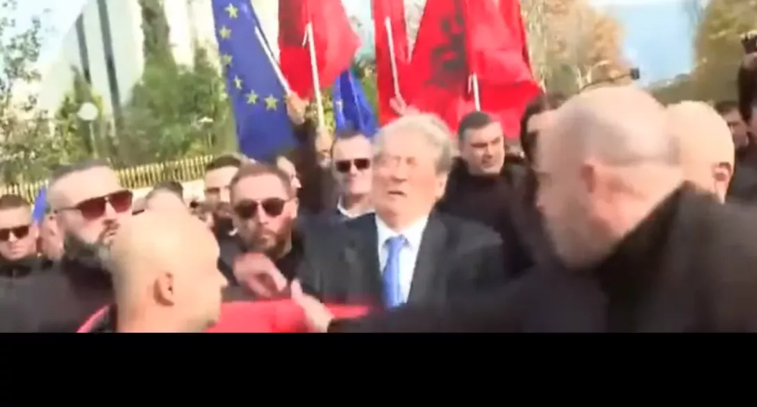 Qëllohet Sali Berisha në protestë(video)