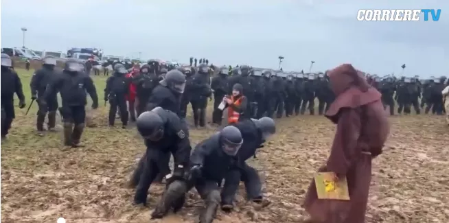 Komike, policët gjermanë bllokohen në llucë gjatë një proteste të aktivistëve të mjedisit