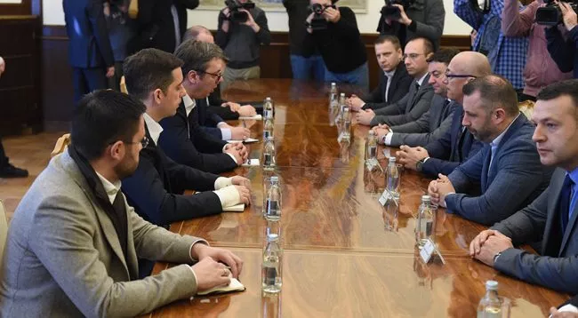 Zgjedhjet në Kosovë, Serbia detyrohet të zgjedhë bojkotin në vend të tensionimit