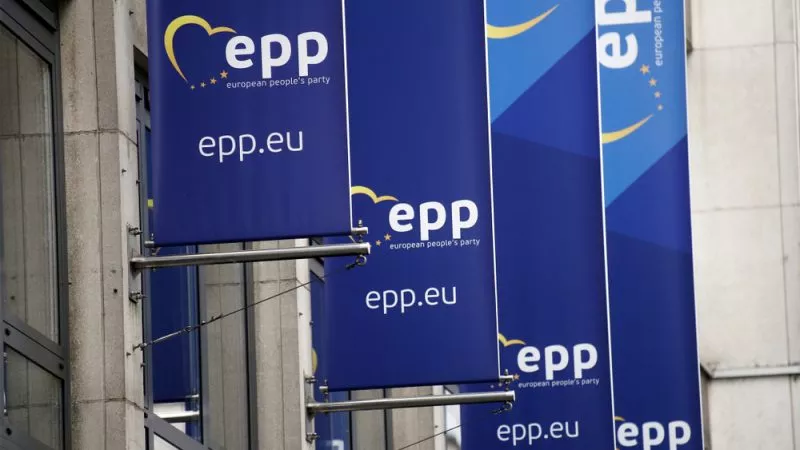 Dyshime për korrupsion, kontrolle në zyrat e PPE-së në Bruksel