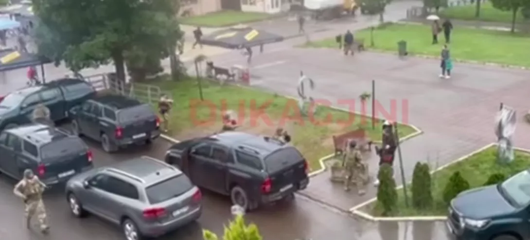 Video/Forcat e KFOR pengojnë gazetarët të largohen gjatë sulmit në Leposaviq