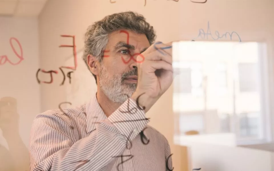 "Inteligjenca artificiale ka potencialin për të destabilizuar demokracitë"