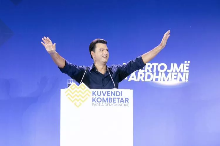 Një parti me porosi