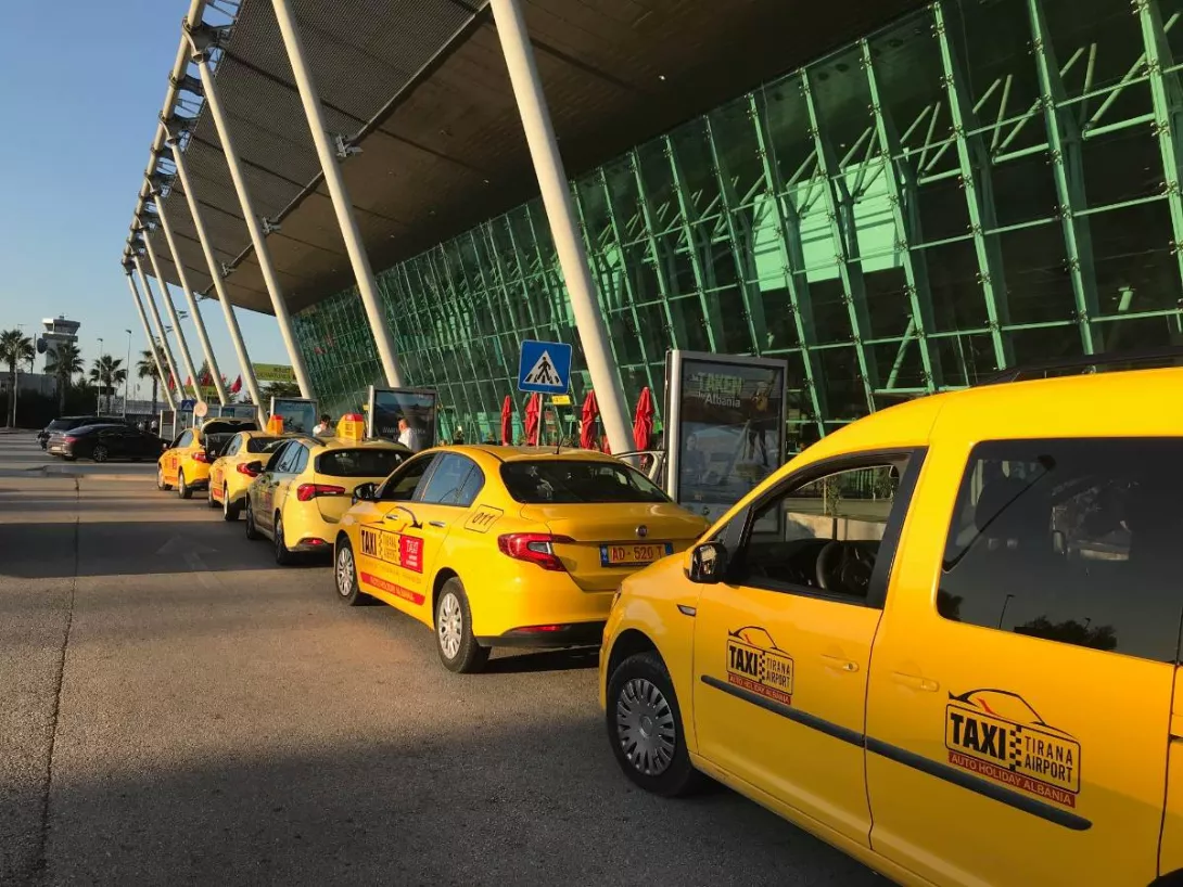 Autoriteti i Konkurrencës nis hetim ndaj Aeroportit të Rinasit për taksitë