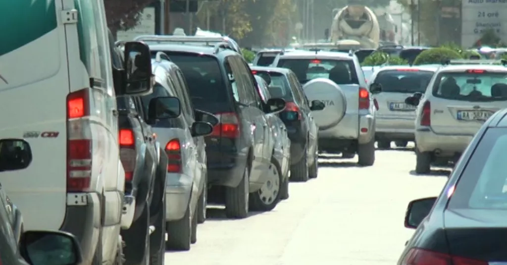 “Turizëm masiv” në një vend që rrugët nuk e përballojnë dot