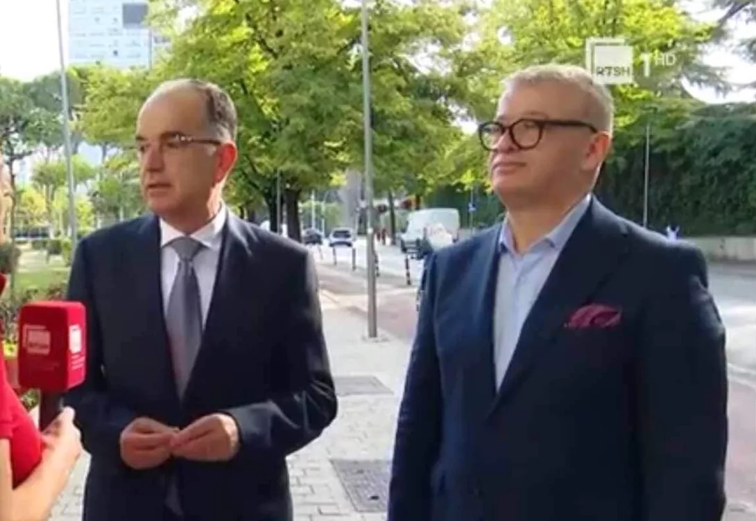 Presidenti del në televizor