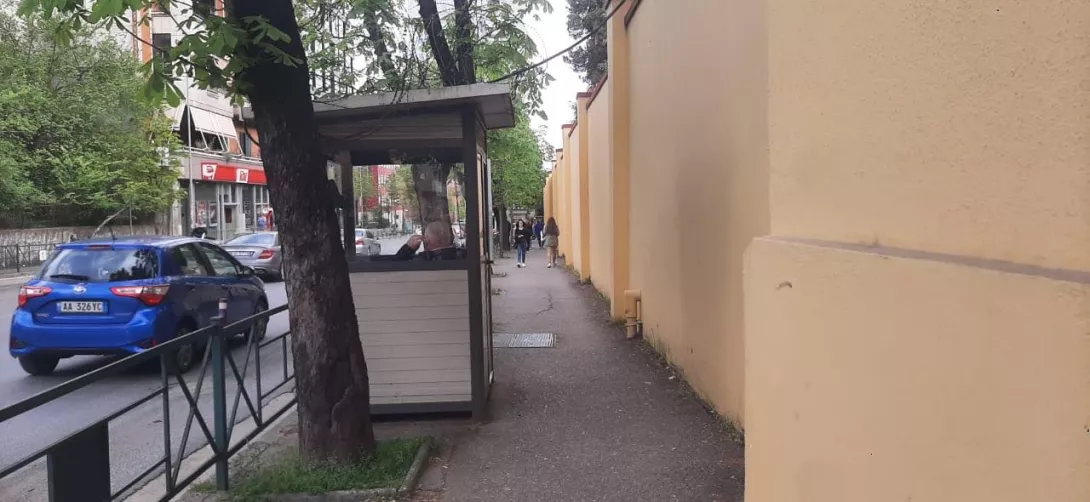 Vendosni një tabelë tek ambasada amerikane se nuk komunikohet me shenja në shekullin e 21-të
