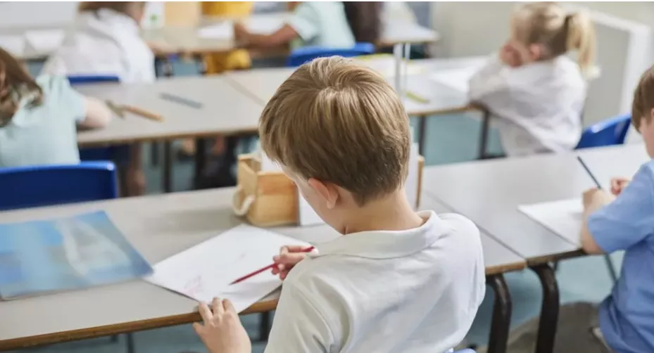 Angli, ndalohet edukimi seksual për fëmijët poshtë 9 vjeç