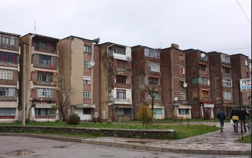 Popullsia ra me 420 mijë banorë, 40% të pallateve i kemi bosh