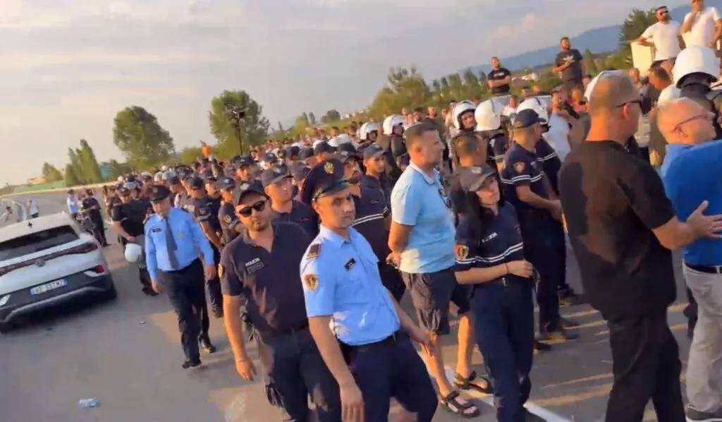 Banorët e Thumanës në protestë, përplasen me policinë