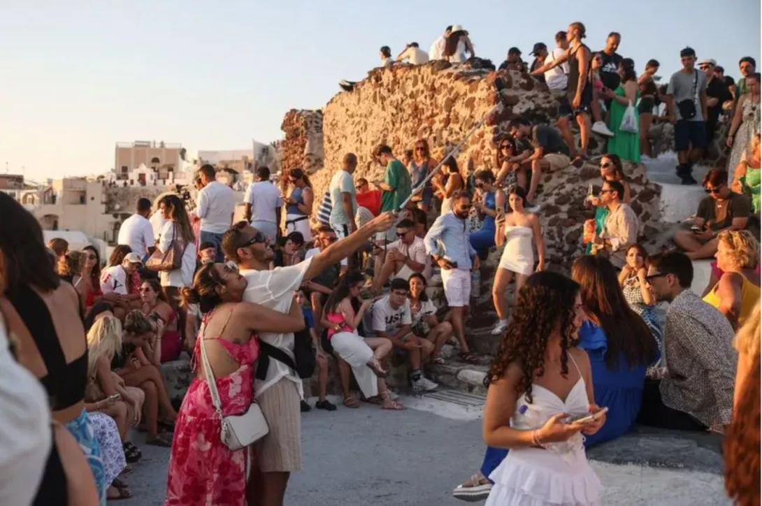 Anijet e mëdha me turistë "mbysin" Santorinin