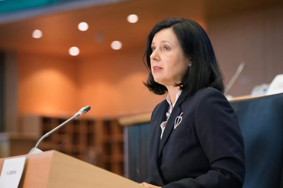 Jourova thotë se "Musk promovon gjuhën e urrejtjes". Po urrejtjen kush e promovon?